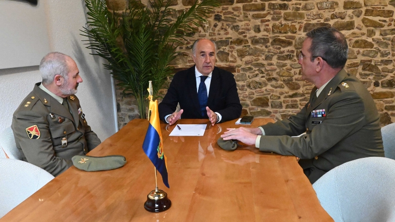 El coronel jefe del RACTA-4 visita oficialmente el Ayuntamiento