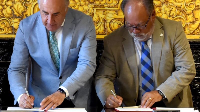 Landaluce felicita a Manuel Delgado Cerro tras recibir la Medalla de la Provincia