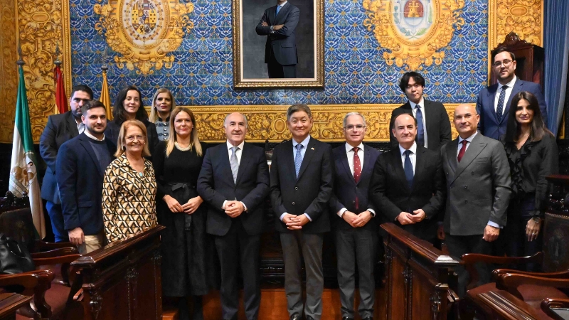 El alcalde recibe al Embajador de la República de Corea en España