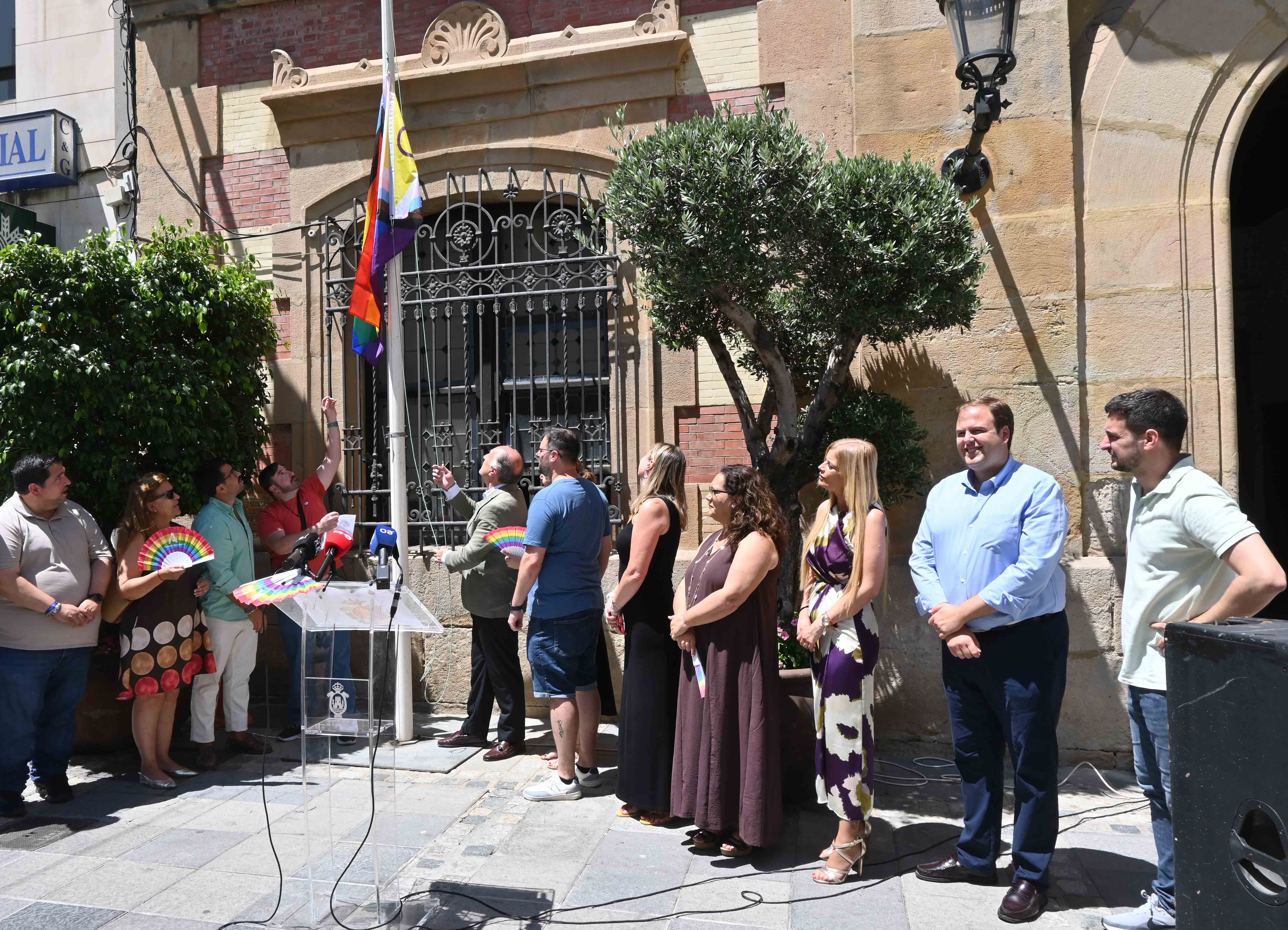 IZADO DE BANDERA LGTBI