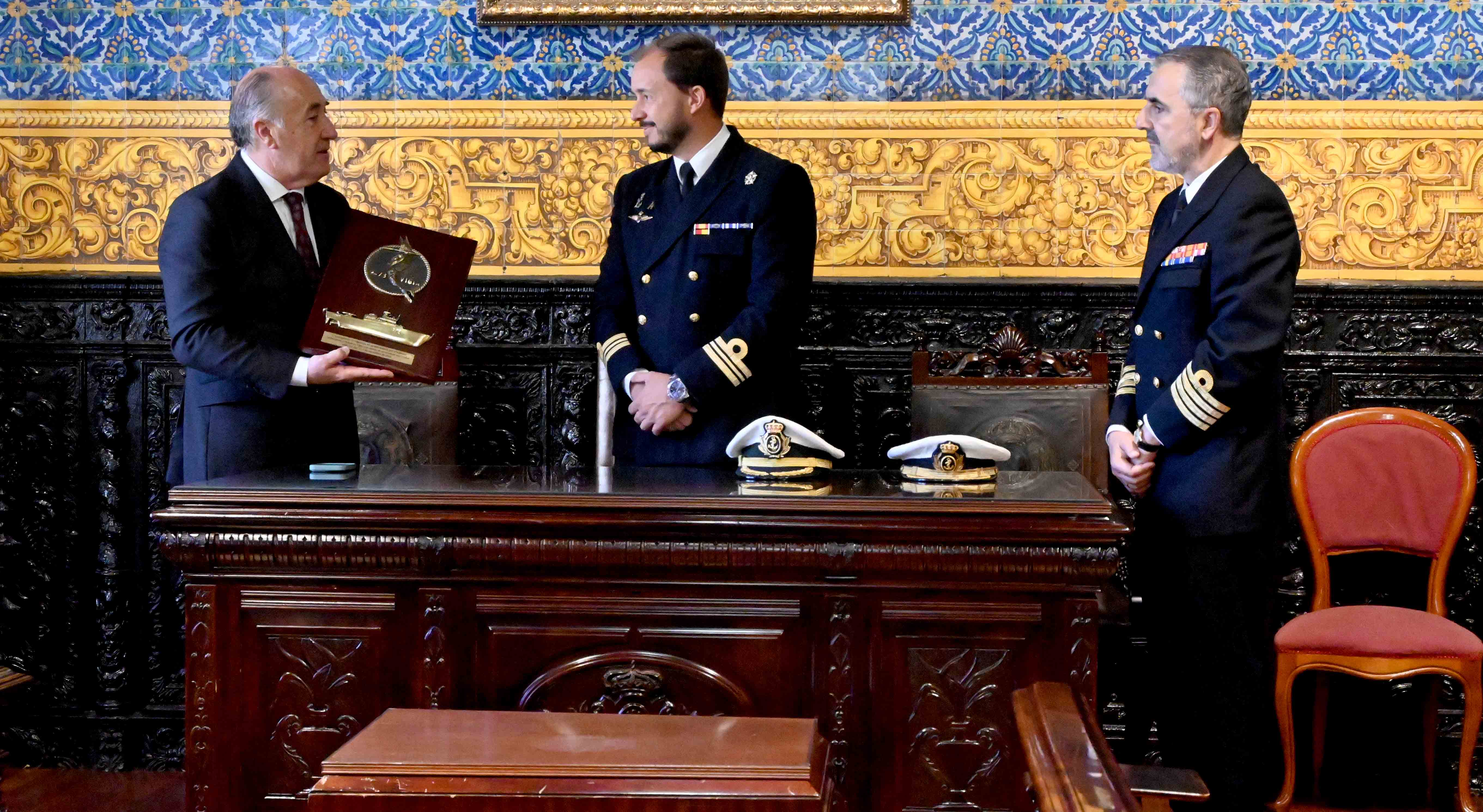 VISITA DEL COMANDANTE NAVAL Y COMANDANTE PATRULLERO VIGIA